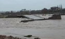Sağanak sele neden oldu, köprü su altında kaldı