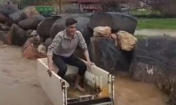 Yola dolan suda hurda buzdolabı kasasıyla ilerledi