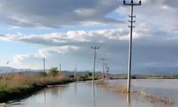 Menderes taştı, yol ulaşıma kapandı