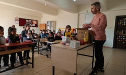 Hakkari’de öğrenciler ramazan kolileri hazırladı