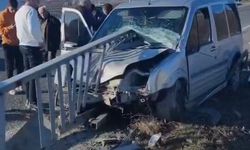 Hafif ticari araç bariyere çarptı: 1'i ağır, 2 yaralı