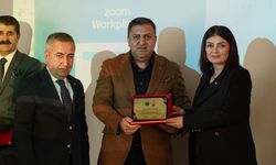 Hakkarili İş insani Azizoğlu'na plaket