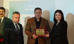 Hakkarili İşinsani Azizoğlu'na plaket