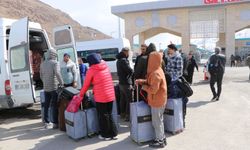 İranlılar Türkiye sınırında barış mesajları verdi