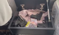 Gizli bölmede silah ve yüklü para ele geçirildi