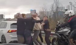 Trafikte tekmeli yumruklu yol kavgası kamerada