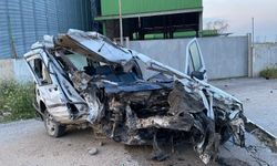 Duvarına çarpan hafif ticari aracın sürücüsü ağır yaralandı