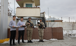 Van’da öğrencilerden güvenlik güçlerine iftar ikramı