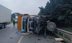 Kamyon bariyerlere çarpıp yan yattı; 1 yaralı