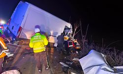 Kamyonet TIR’a arkadan çarptı: 2 ölü, 1 yaralı