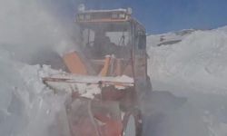 Kars’ta 3 metrelik karla ekiplerin zorlu mücadelesi