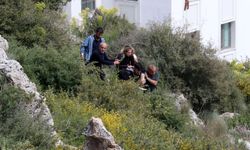 Kayalıktan düşen kadını sırtlarında taşıdılar