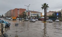 Sağanak nedeniyle cadde ve sokaklar göle döndü