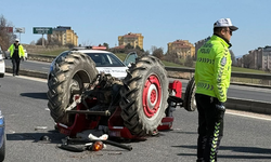 Ahşap elektrik direği taşıyan traktör devrildi: 1 ölü