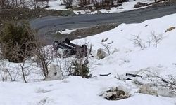 Hakkari'de dağdan düşen kaya araca çarptı