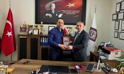 Erol Hanlıgil Basketbol Okulları’ndan Habip Gür’e plaket