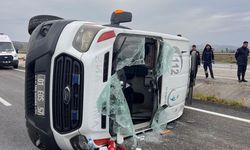 Lastiği patlayan ambulans devrildi