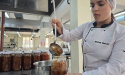 Lise öğrencileri hem meslek öğreniyor hem para kazanıyor