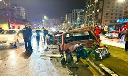 İki otomobil çarpıştı: 1'i çocuk, 3 yaralı