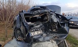 Kamyon ile otomobil çarpıştı: 1 ölü, 1 yaralı