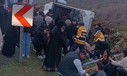 Mardin’de yolcu midibüsü devrildi: 13 yaralı