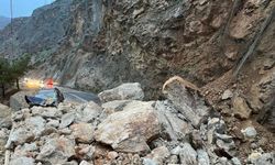 Kaya parçalarının altında kalan cipin sürücüsü yaralandı