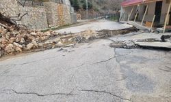 Toprak kayması evlere zarar verdi