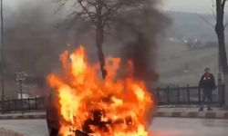 Motor kısmından tutuşan otomobil alev alev yandı