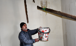 Hakkari'de 2 katlı evin damı çöktü