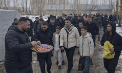 Kar altında asırlık bayramlaşma geleneği devam etti