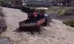 Öğrenciler, debisi yükselen dereyi traktörle geçti