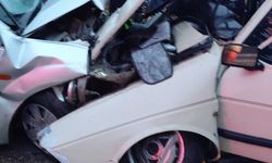 İki otomobil çarpıştı: 1 ölü, 6 yaralı