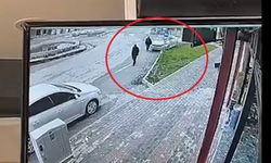 Otomobilin çarptığı 2 yaya yaralandı; o anlar kamerada