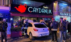 Otomobilin kafeye girdiği kaza kamerada: 2 yaralı