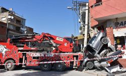 Rampada geri kayan vinç, 2 otomobili ezip