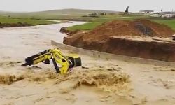 Sağanak nedeniyle dereler taştı, yollar çöktü