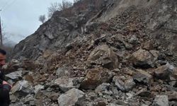 Şırnak’ta kaya düşmesi nedeniyle köy yolu ulaşıma kapandı