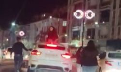 Trafikteki kavgada otomobilin üzerine çıkıp zarar verdi