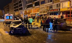 İki otomobil kafa kafaya çarpıştı: 4 yaralı