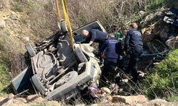 Çukura düşen otomobildeki 2 kişi öldü, 1 kişi yaralandı