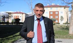 26 yıldır takım elbisesiz dışarı çıkmıyor