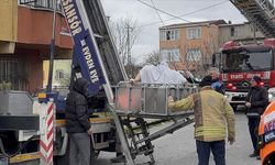 7. kattan vinçle indirilen hasta hastaneye kaldırıldı