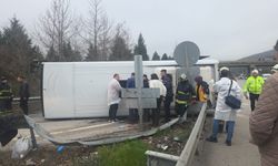 İşçi servis midibüsü devrildi: 1 ölü, 20 yaralı