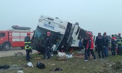 Yolcu otobüsü refüje devrildi: 2 ölü, 20 yaralı