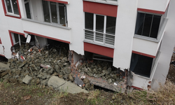 İstinat duvarı çöktü, 2 daire hasar gördü