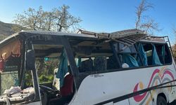 Tarım işçilerini taşıyan midibüs devrildi