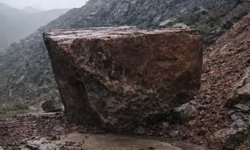 Hakkari’de heyelan: Şemdinli yoluna dev kayalar indi