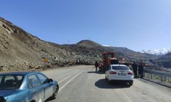 Hakkari–Van karayolunda heyelan: Yol ulaşıma kapandı