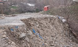 Sümbül Mahallesi’nde yol kayması tedirginlik yarattı