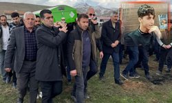 Bıçaklı saldırıda ölen Hakkarili genç toprağa verildi